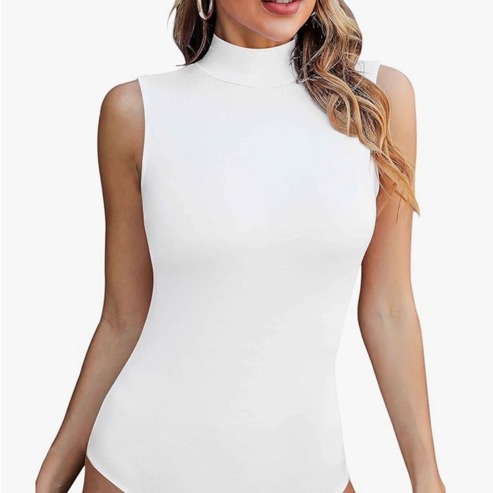 Sleeveless White Mock Neck Bodysuit - size medium (m)